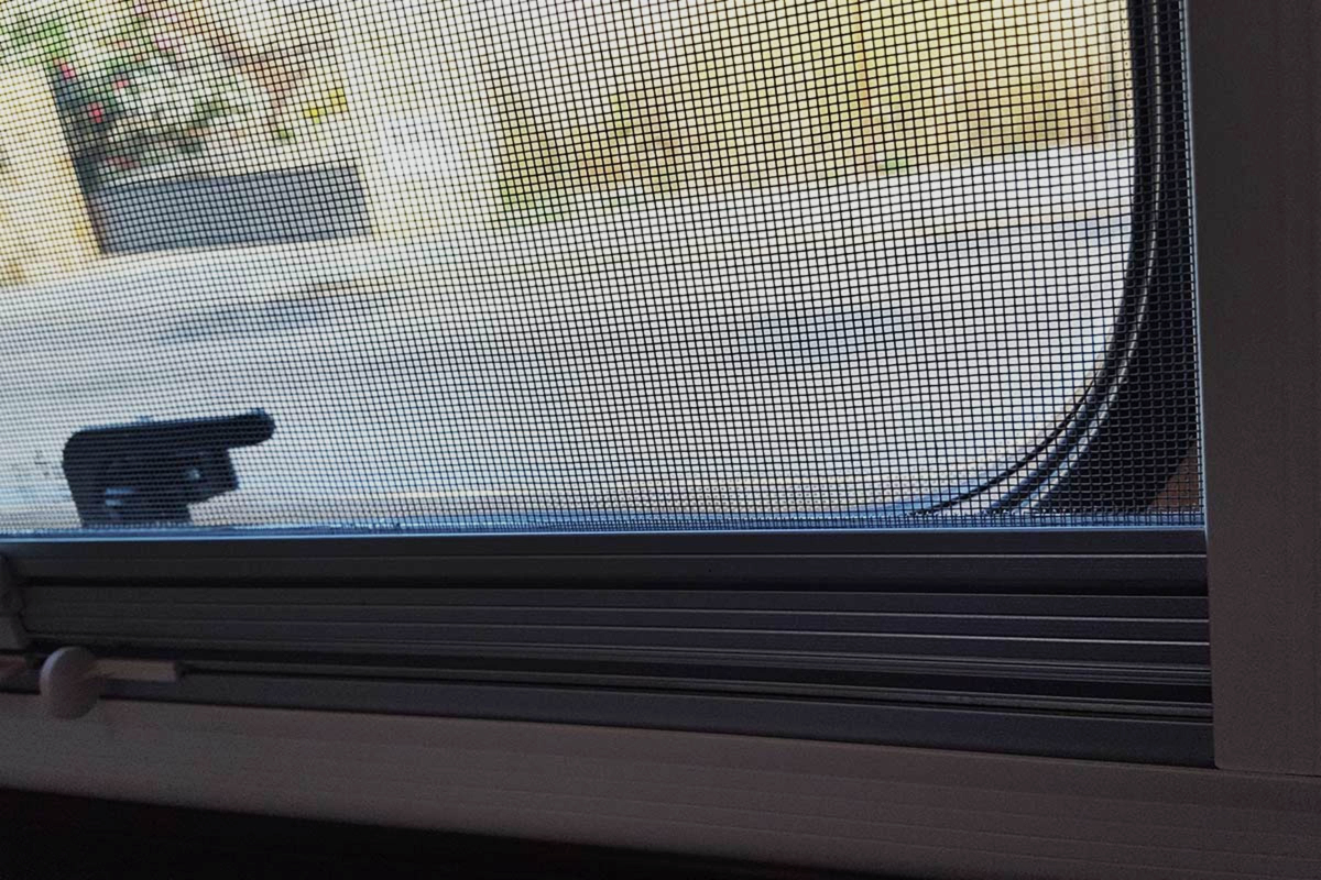 Ventana con mosquitera de caravana
