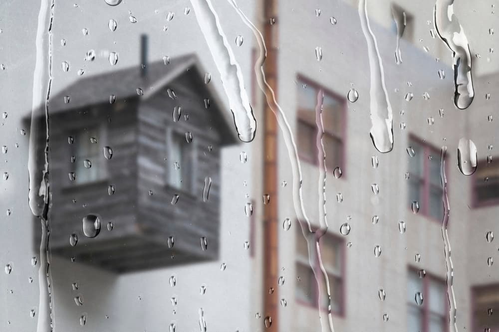Ventana empapada con lluvia